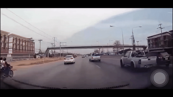 Dua nhau tren duong, xe ban tai mat lai gay tai nan hinh anh