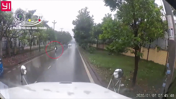 Khoanh khac xe tai cat qua duong bi xe may tong, mot nguoi nguy kich hinh anh