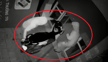 Ke gian pha 2 lop khoa cua vao nha trom xe SH o Ha Noi hinh anh