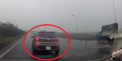 Oto phanh gap roi di lui tren cao toc Ha Noi – Thai Nguyen hinh anh