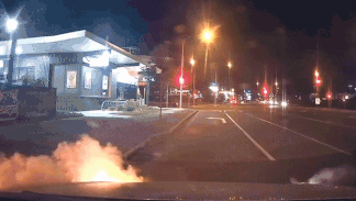 Oto dang chay bat ngo boc chay vi loi dong co hinh anh