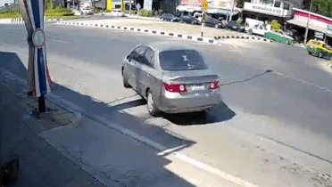 Xe lat ngua sau khi phanh gap tranh oto quay dau hinh anh