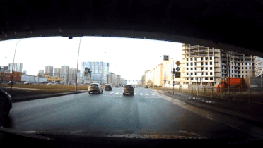 Xe rac lat nghieng tren duong vi danh lai qua nhanh hinh anh