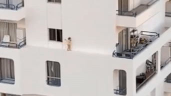 Dung tim voi be gai chay tren mep tuong toa nha cao tang hinh anh