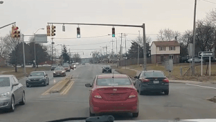 Oto co va quet voi xe khac sau khi tranh gianh duong di hinh anh