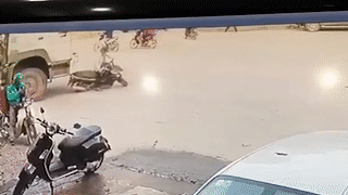 Xe bon cuon xe may vao gam, nguoi dan ong nguy kich hinh anh