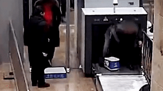 Luoi coi do, hanh khach leo vao may quet an ninh o san bay hinh anh