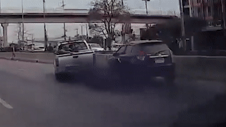 Hai nguoi roi khoi xe sau cu va cham manh hinh anh