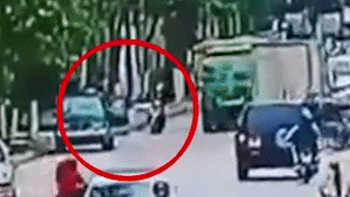 Nguoi phu nu bi xe tai can tu vong do tranh oto mo cua hinh anh