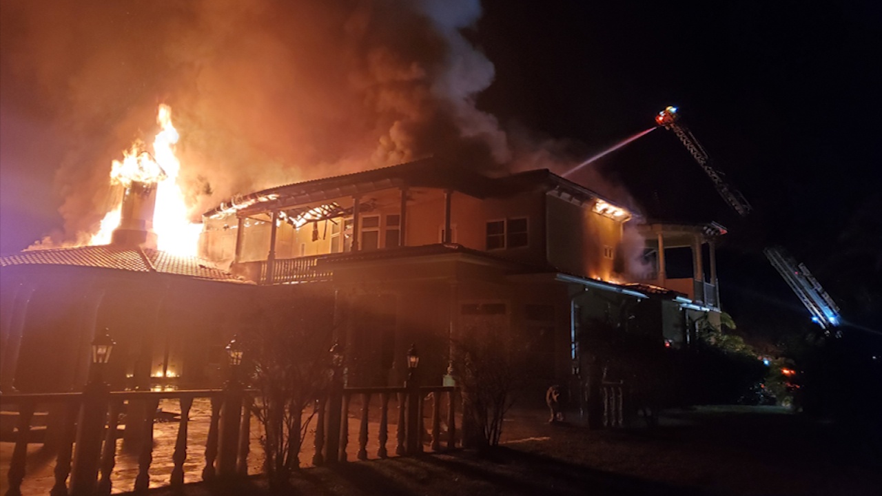 Ngoi biet thu trieu USD bi thieu rui hinh anh