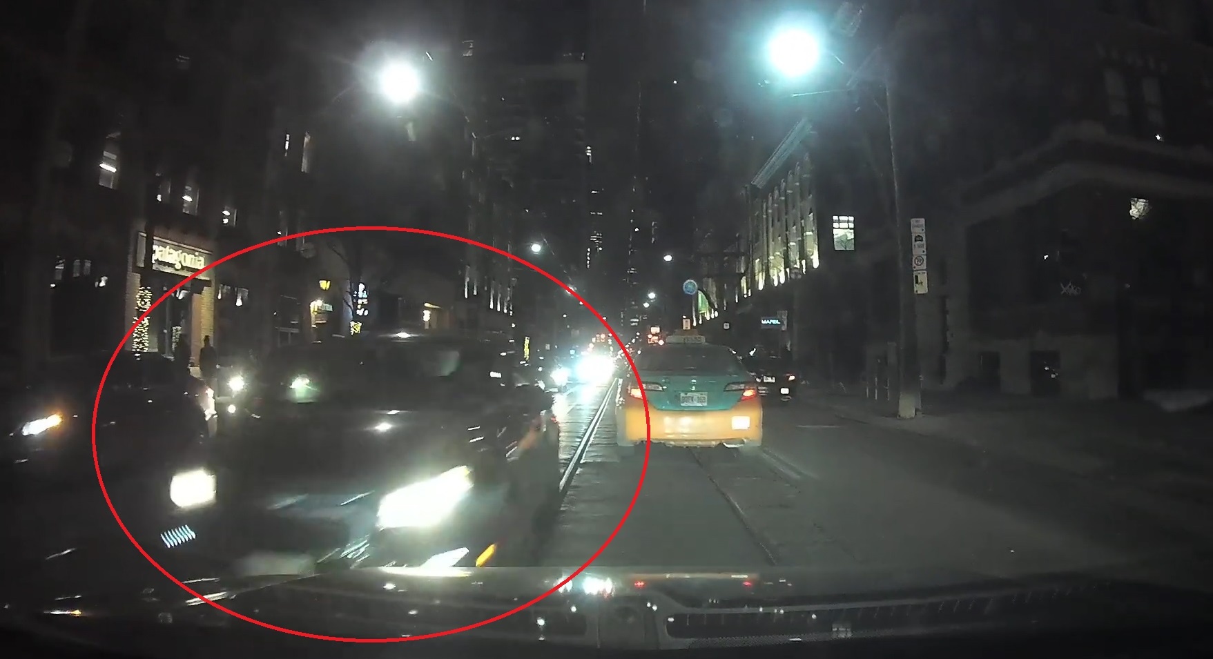 Tai xe say ruou lai oto dam vao xe khac roi lat ngang hinh anh