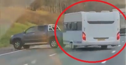 Xe ban tai keo theo ro mooc mat lai xoay tron giua duong hinh anh