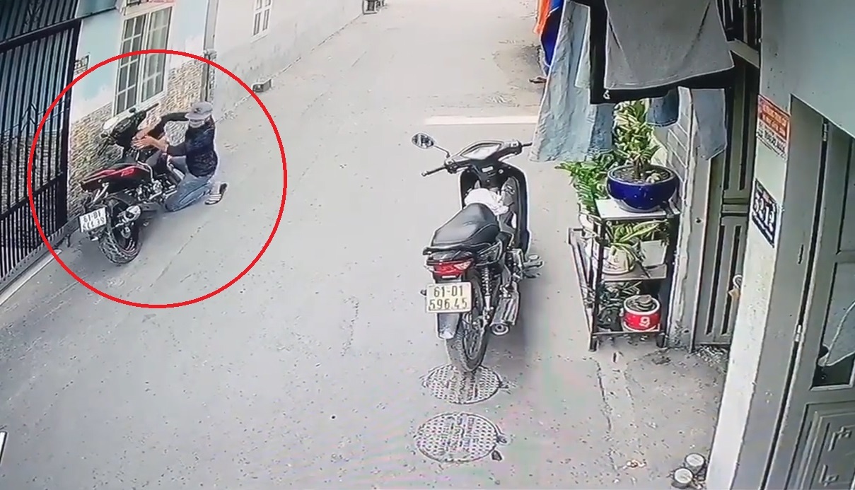 Trom vut xe bo chay khi bi chu nha truy duoi hinh anh