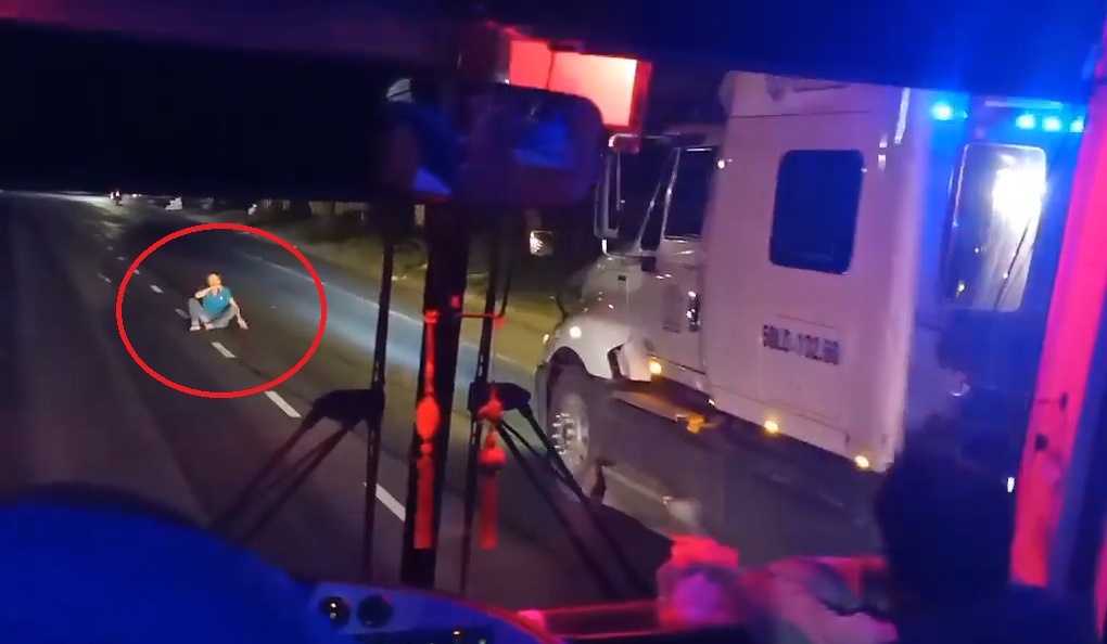 Nam thanh nien lao ra duong chan dau xe khong cho di hinh anh