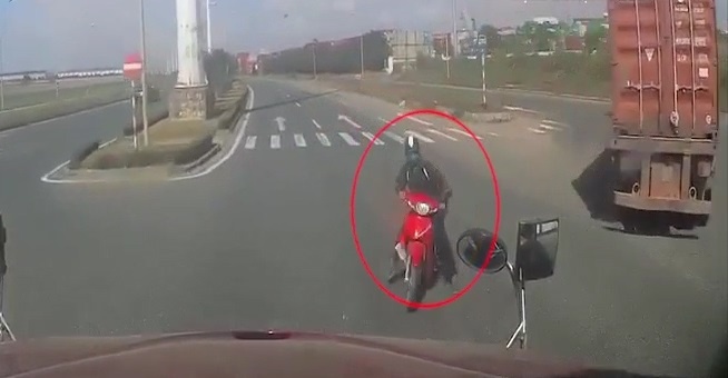 Container danh lai cuu tai xe xe may bang qua duong bat can hinh anh