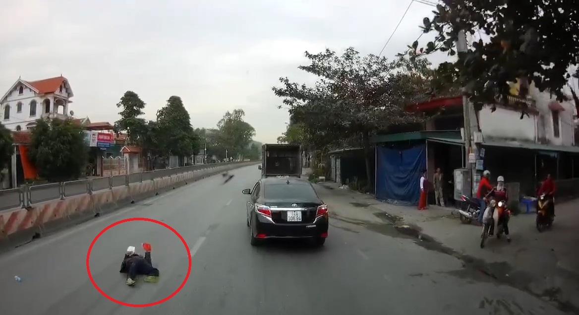 Tai xe hot hoang khi thay nguoi dan ong nam giua duong quoc lo hinh anh