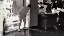 Nguoi dan ong Trung Quoc nga vao ho ca vi mai nghe dien thoai hinh anh