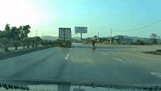 Xe bat ngo bi no lop khien khoi bay mu mit hinh anh