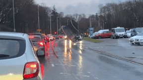 Bat lo xo bi cuon ra giua duong suyt gay tai nan hinh anh