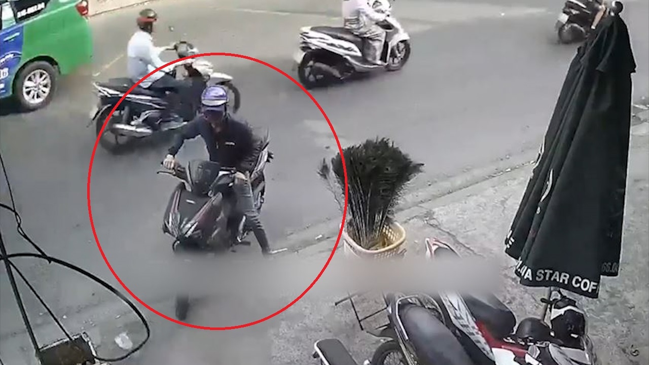 Ke gian tranh thu trom xe may o quan ca phe hinh anh