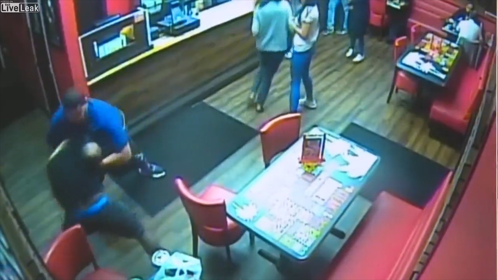 Bi danh, nguoi dan ong rut sung ban guc doi thu o My hinh anh