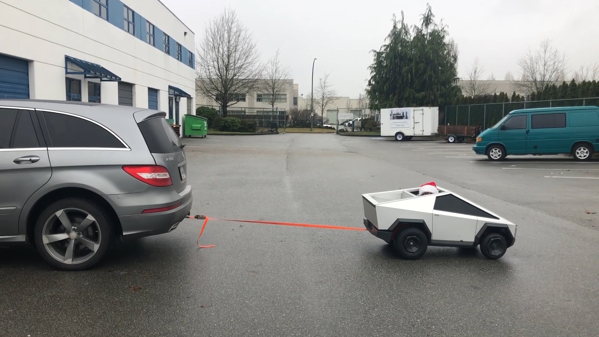 Mini Tesla Cybertruck keo duoc ca SUV nang hon 2 tan hinh anh