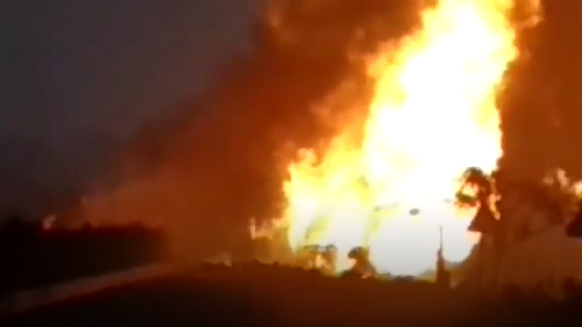 Xe cho gas phat no lam chay xe bus dang cho tre em hinh anh