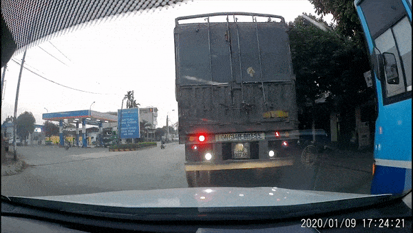 Tac duong, xe buyt lao ngay len via he de chay tiep hinh anh