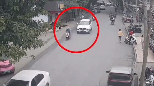 Nu tai xe xe may bi cuon vao gam oto sau khi nga ra duong hinh anh