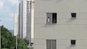 Me tre lo denh de con nho treo ra cua so day nguy hiem hinh anh