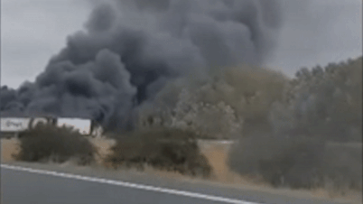 Container boc chay sau khi mat lai lao ra khoi duong hinh anh