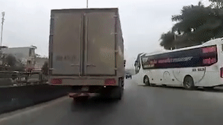 Xe khach lao ra duong suyt dam vao xe tai hinh anh