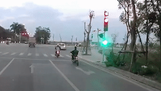 Xe dien vuot den do dam vao xe may, tai xe nga ra duong hinh anh