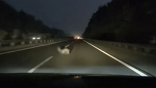 Oto dam vao khuc go nam giua duong cao toc trong dem toi hinh anh