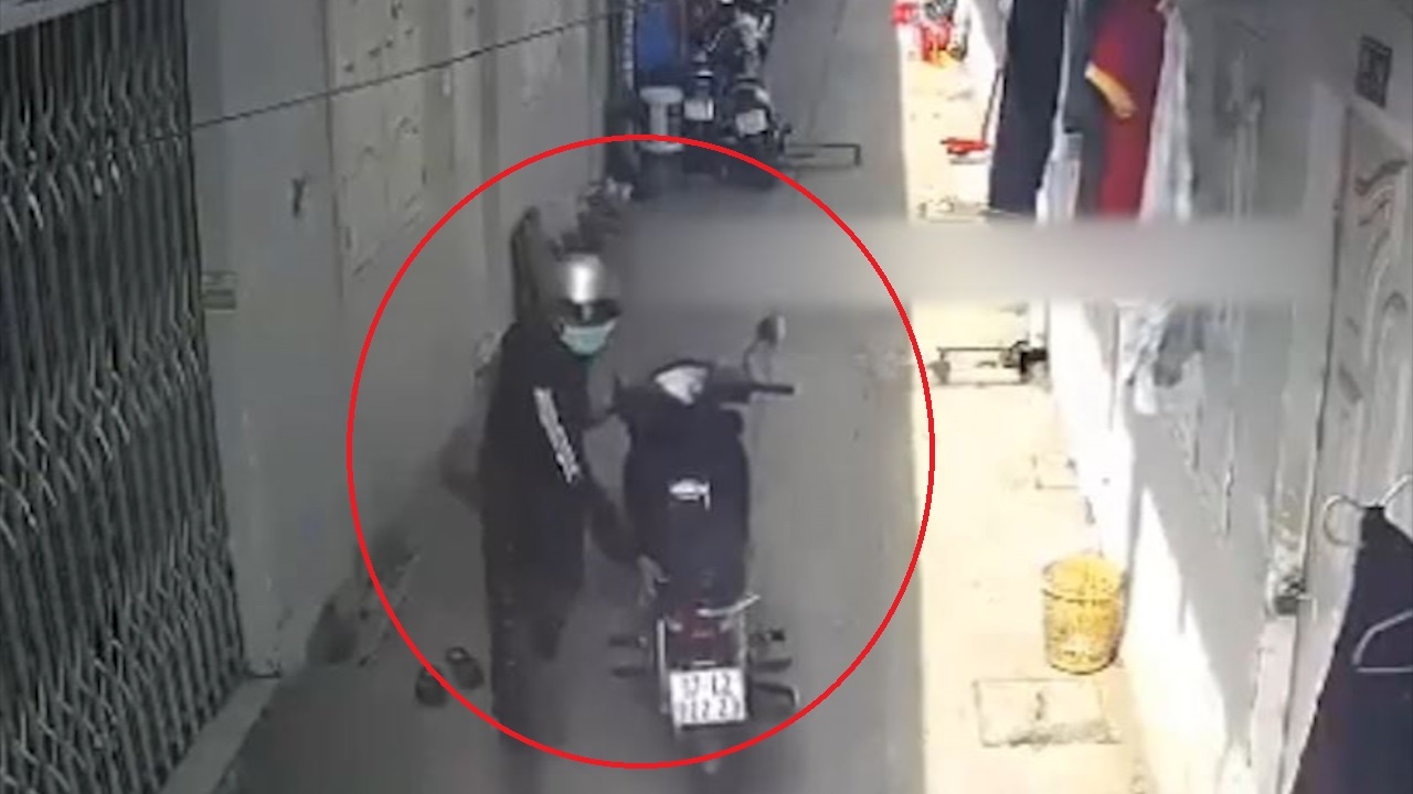 Ke gian len vao khu tro trom xe may o quan 9 hinh anh