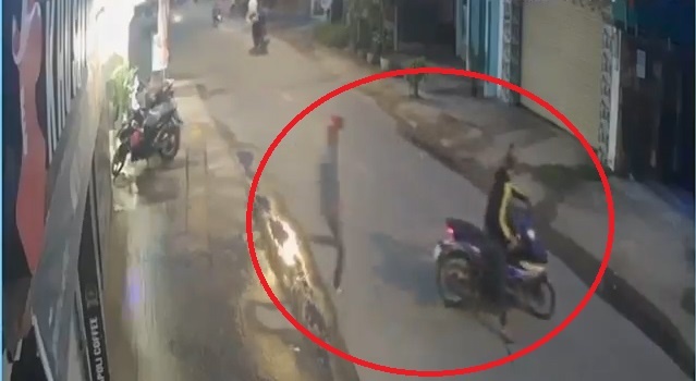 Ke trom xe bo chay thuc mang khi bi chu nha phat hien hinh anh