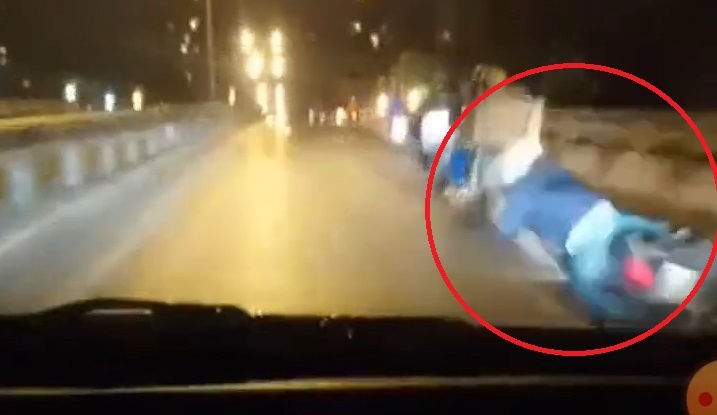 Oto suyt gap hoa khi xe may dot ngot nga truoc dau xe hinh anh