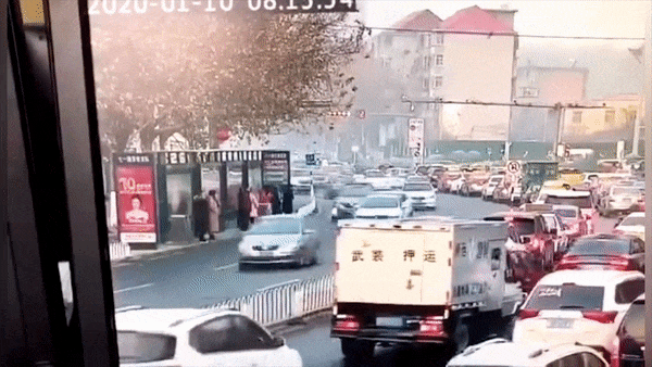 Oto va cham voi xe khac roi dam thang vao tram xe buyt hinh anh