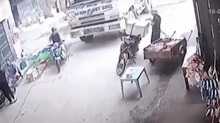 Xe may bi dam nga xuong duong vi lao len dau xe tai hinh anh