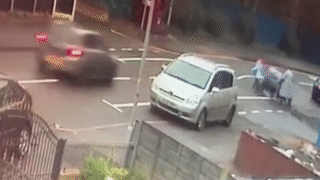 Nu tai xe dieu khien oto tong be gai 6 tuoi roi bo chay hinh anh