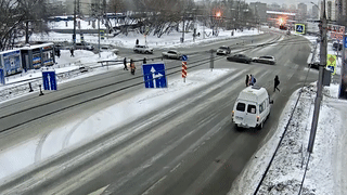 Tai xe oto phong nhanh vuot den do dam vao xe khac hinh anh