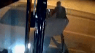 Say xin, lao xe vao cua hang roi vung kiem gay su hinh anh