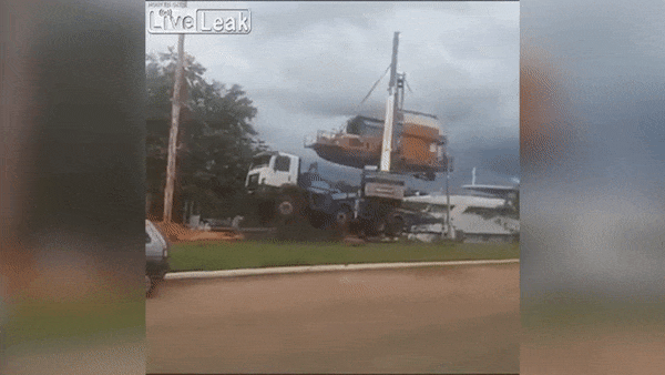 Xe cau chong nguoc vi tau keo qua nang hinh anh