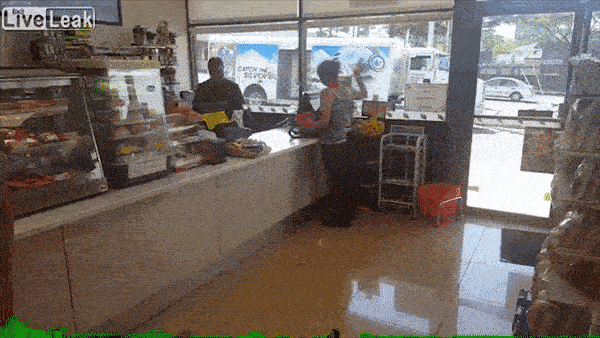 Nu khach hang va nhan vien gay go, nem do vao nhau tai cua hang o My hinh anh