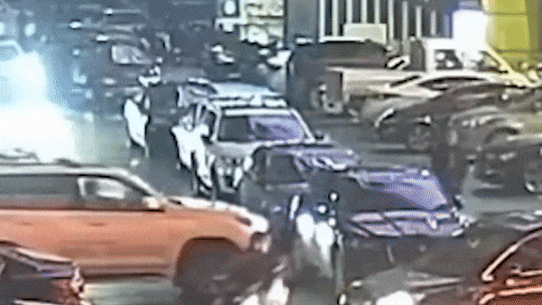 Bi chan duong ra bai do, tai xe tong lien tiep 11 lan vao xe khac hinh anh