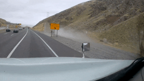 Container lao vao lan duong khan cap vi boc khoi khi dang chay hinh anh