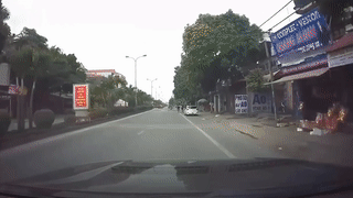 Xe tang lang lach, tat dau oto giua duong pho Ha Noi hinh anh