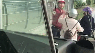 Tai xe xe buyt BRT khong dam bam coi du bi chan duong hinh anh