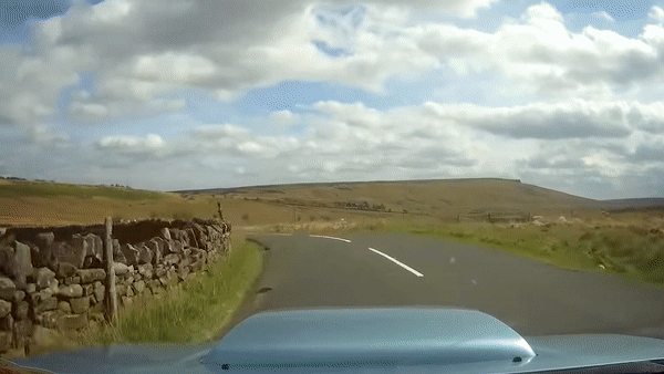 Biker bi gay lung sau cu tung nguoi len troi do va cham oto hinh anh