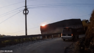 Xe tai tuot doc suyt roi xuong vuc o Ha Giang hinh anh